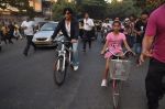 Shahrukh Khan teaches Suhana to ride a bicycle in Bandra, Mumbai on 6th Dec 2011 (1).JPG